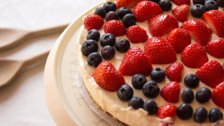 Cake strawberries blueberries plate spoon - a cake free wallpaper