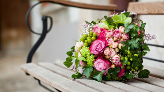 Bouquet flowers bench building romanticism - a bouquet of flowers free wallpaper
