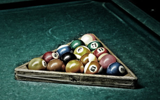 Pool table triangle eightballs raytraced - a pool table free wallpaper