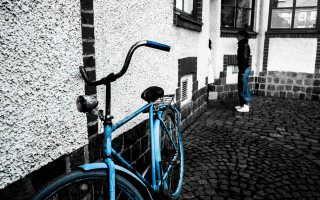 Blue bicycle cobblestone street lamp - photography free wallpaper