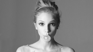 Woman bubble mouth bun black - her tongue free wallpaper