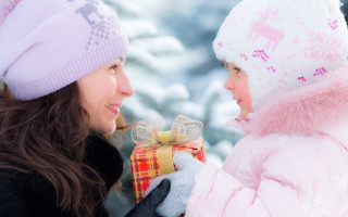 Winter women present smile portrait - present free wallpaper