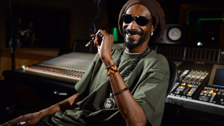 Man mixing desk cigarette hat - his hand and a hat free wallpaper