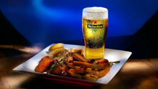Beer food plate blue background - food photography free wallpaper