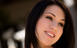 Smiling woman cellphone building portrait - a smile free wallpaper for desktop
