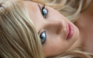 Woman blueeyes laying bed photorealistic - realistic eye free wallpaper