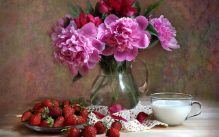 Flower bouquet strawberries glass milk - still free wallpaper