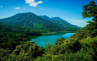 Lake mountains forest sky clouds - beautiful landscape free wallpaper