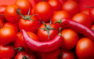 Tomatoes red pepper table top - a table top free wallpaper