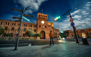 Man streetcorner trafficlight clocktower city - arthur sarkissian free wallpaper