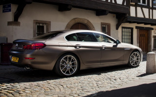 Silver car cobblestone street building - a cobblestone street in front free wallpaper