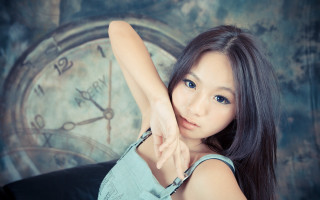 Woman clock portrait blurry realistic - a picture free wallpaper for desktop