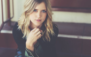 Woman bench serious blonde blue 2 - serious free wallpaper for desktop