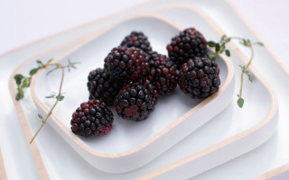 Blackberries plate fork leaf 3d - byeon sangbyeok free wallpaper