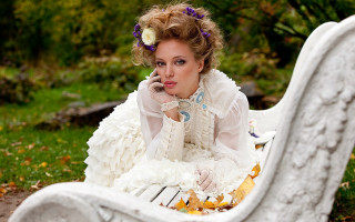 Woman bench cellphone flower hair - a flower free wallpaper