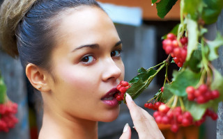 Woman flower berries lip green - a green leaf free wallpaper