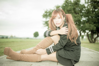 Woman sitting arms crossed ground - her body free wallpaper for desktop