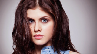 Woman longhair blueeyes halfup photorealistic - style free wallpaper