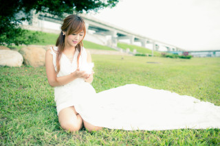 Woman white dress grass cell - her cell phone free wallpaper