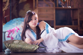 Woman white dress floor purse - the floor next free wallpaper