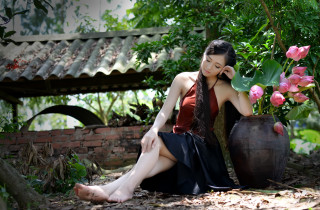 Woman sitting ground vase flowers - a vase free wallpaper