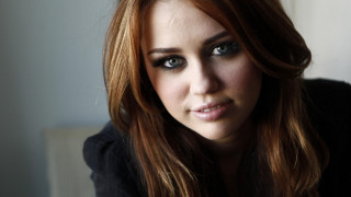 Woman longhair blueeyes serious portrait - her face and shoulder free wallpaper
