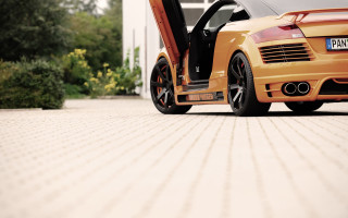 Yellow sports car door open - a driveway free wallpaper