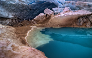 Blue glacial mountains coast river - a blue pool of water free wallpaper