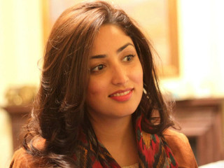 Woman smile brown jacket red - movie still frame free wallpaper