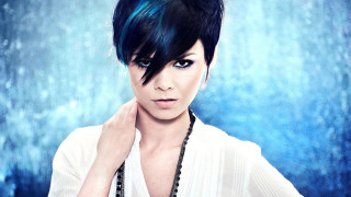 Blue hair woman kimono snowing - full free wallpaper