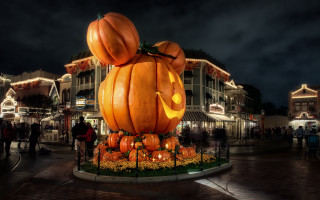 Large pumpkin statue city square - night free wallpaper