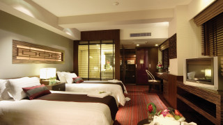 Hotel room two beds television - a vase of flowers free wallpaper