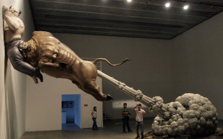 Bull sculpture man suit tie - incredible free wallpaper