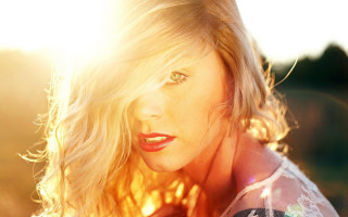 Blonde woman white shirt sunlight - carey morris free wallpaper