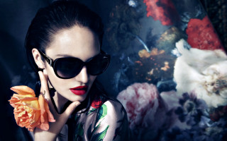 Woman sunglasses flower painting blurry - a wall behind her free wallpaper
