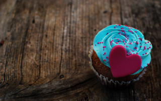 Cupcake blue frosting pink heart - a pink heart free wallpaper