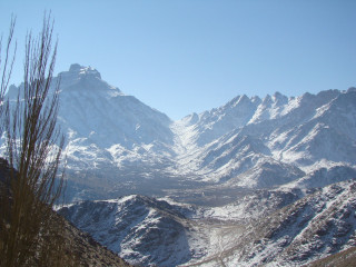 Mountain range snow covered blue - a few snow covered mountains free wallpaper