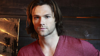 Man longhair redshirt serious look - a red shirt free wallpaper