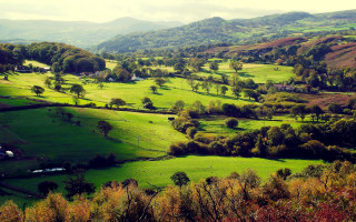 Green valley houses mountains clouds - a few house free wallpaper
