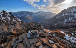 Rocky mountain snowy horizon cloudy - a few snow covered mountains free wallpaper