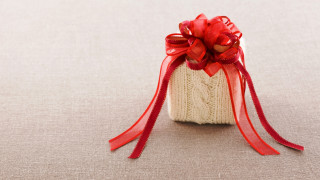 White knitted bag red ribbon - detail free wallpaper