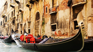 Gondola canal building balcony renaissance - canaletto free wallpaper