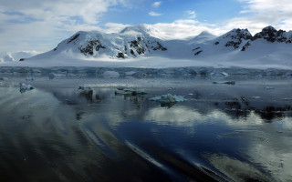Polar lake mountains icebergs sky - covered free wallpaper