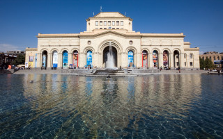 Building fountain people walking sunny - blue sky free wallpaper