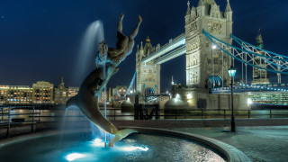 Bronze fountain bridge night cityscape - a bridge in the background free wallpaper