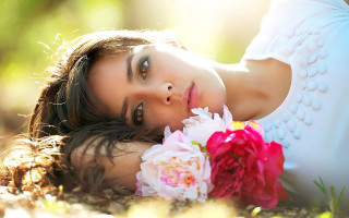 Woman flower bouquet portrait green - her hand and a flower free wallpaper