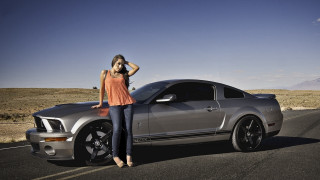 Woman silver car desert road - a silver car free wallpaper
