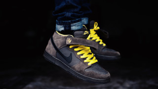 Sneakers yellow laces feet air - a pair of sneakers free wallpaper