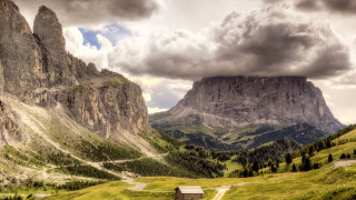 Mountain range road cabin cloudy - chris labrooy free wallpaper