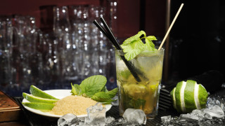 Ice tea mint straw limes - professional food photography free wallpaper for desktop